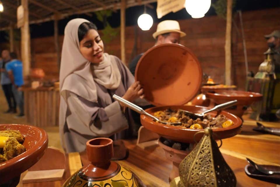 Kolacja z grillem na pustyni w Dubaju i taniec brzucha